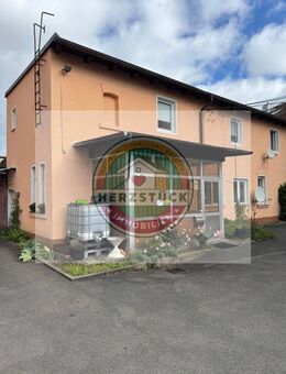 Zweifamilienhaus mit zwei vermieteten Wohneinheiten - attraktives Anlageobjekt mit Entwicklungspotenzial - Kulmbach