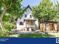 Zeitloses Wohnen in Berlin-Hessenwinkel: Modernisiertes Einfamilienhaus mit Sauna, Pool und Garten - Berlin