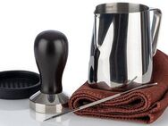 Buddy's Barista-Set Buddy´s Bar - Barista Edition, Premium, Milchkännchen 0,35 l, Kaffeestempel,Tamper, Kaffeenadel, Handtuch