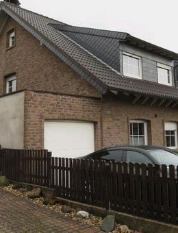 Großzügiges Zweifamilienhaus mit Garten, Terrassen, Garagen und ausgebautem Spitzboden in ruhiger Lage von Aldenhoven-Neu Pattern - Aldenhoven