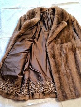 Nerzmantel mit Kappe, Pelzmantel mit Pelzhut, Mantel und Hut aus echtem Nerzfell, Handarbeit, Pelzmode. - Kaufbeuren