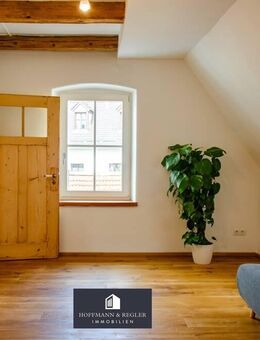 Sanierter Altbau: 2,5-Zimmer Dachgeschosswohnung mit Terrasse - Sulzbach-Rosenberg