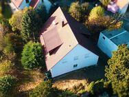 Schönes Zweifamilienhaus mit tollem Fernblick, in Hanglage und großem, wunderschönem Garten - Markt Taschendorf