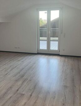 Außergewöhnlich große 2-Zimmer-Dachgeschosswohnung mit Dachterrasse - Gangkofen