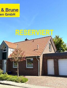 RESERVIERT 1897.) Neuwertiges, ebenerdig bewohnbares Wohnhaus mit Ausbaureserve, Garage u. Carport in ruhiger, zentraler Lage von Varel - - Varel