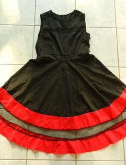 Kleid schwarz rot mit Durchbruch Gr. 38 getragen - schwingender Rock - Chemnitz