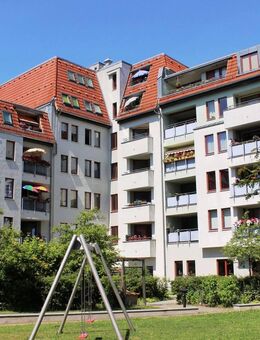 Schöne Etagenwohnung mit zwei Zimmern mit Westbalkon unweit vom Weißensee - Berlin