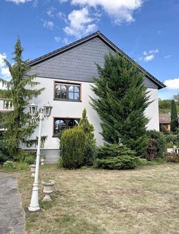 Attraktives 10-Zi-Zweifamilienhaus mit schönem Garten und Garage, ideal zum Wohnen und Vermieten! - Schwanfeld