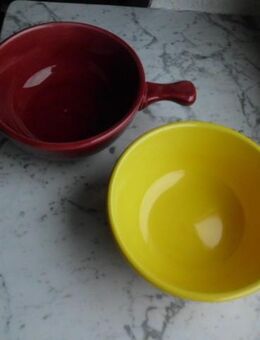 2 Suppentassen Griff-Schalen Keramik gelb bordeaux Potteries Vintage zus. 4,- - Flensburg