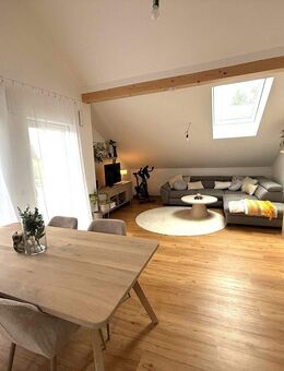 elegante Dachgeschosswohnung mit Aufzug und großem Balkon - Obing