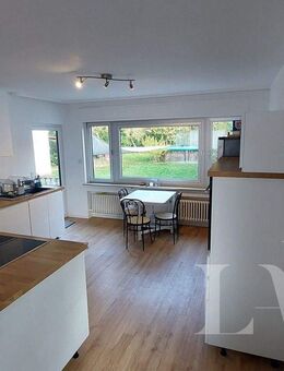 Großzügige Erdgeschosswohnung mit Garten, Pool und Doppelgarage in ruhiger Lage - Homburg