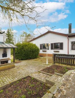 Sofort frei: Bungalow aus 1992, mit Keller und großzügigem Grundstück, zu verkaufen - Deuerling