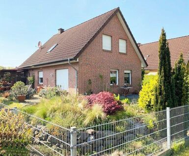 Wohnhaus mit 4 ZKB, pflegeleichten Garten u. Carport...in zentraler Ortslage