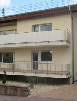 großzügigie 4-Zi.-Wohnung, EG (Hochparterre), in 3-Fam.-Haus, Bad, sep. WC, Terrasse und 2 Balkone - Dossenheim