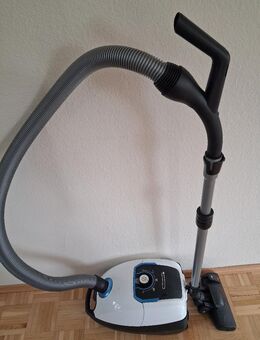 Wie neu - STAUBSAUGER "BOSCH BGB75 XSIL" inkl. Zubehör und 3 Staubsaugerbeutel - Duisburg
