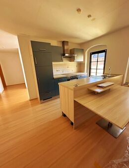 +++ Mollig wohnen - Traumwohnung mit Kaminofen, große Dachterrasse und EBK +++ - Hainichen (Sachsen)