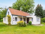 Garage, Terrasse, Nebengebäude, großes Grundstück: Einfamilienhaus mit viel Potenzial in Petershagen - Petershagen (Eggersdorf)