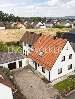 Wunderschön saniertes Zweifamilienhaus + zwei genehmigte Doppelhaushälften in Traumlage! - Langensendelbach