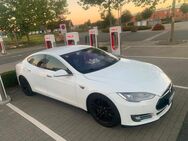Tesla Model S 85, Lebenslang kostenlos Aufladen bei Supercharger - Essen