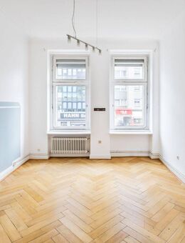 Bezaubernde Altbaueigentumswohnung mit großzügigem Grundriss und Loggia - Berlin