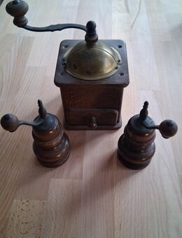 alte Kaffemühle mit Salz und Pfefferstreuer - Rehfelde