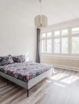 Helle und geräumige 2 Zimmer Wohnung in Stalin Gebäude - Berlin