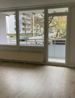 2-Zimmer-Wohnung mit Ost-Balkon inkl. neuem Bad und frisch verlegtem Laminatboden - Monheim (Rhein)