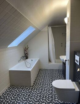 Schöne und gepflegte 2,5-Raum-DG-Wohnung in Mainhausen inkl. Einbauküche - Mainhausen