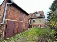 Sanierungsbedürftiges Einfamilienhaus mit Garage + Nebengelass + ca. 1.200 m² Grundstück - Schkeuditz