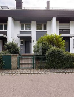 WINDISCH - Neuwertiges RMH mit gehobener Ausstattung inkl. EBK und Garten zentral in Gröbenzell - Gröbenzell