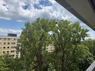 "Solide investieren, charmant Wohnen - Dachgeschosswohnung sofort frei!" - München