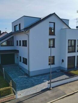 Helle Dachgeschosswohnung mit zwei Balkonen - Erstbezug nach Sanierung - Singen (Hohentwiel)