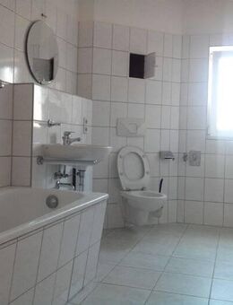 SEHR RUHIGE LAGE !! Sonnige -helle 3 Zimmerwohnung für Single,Pärchen oder kleine Familie !! / Tageslichtbad mit Wanne / Laminatböden / PKW-Stellplatz - Leipzig