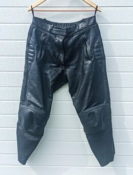 Motorrad-schwarze Echtleder-Kombi 2-teilig, Jacke Gr 54, Hose Gr 22 - Abensberg