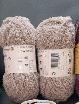 Diverses Wolle: 24 Knäuel, neu + 19 Knäuel angebrochen - München