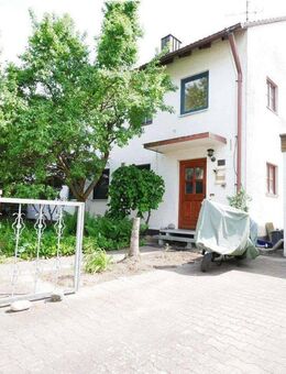 Top-renovierte 4-Zimmer-Wohnung mit Balkon und Kamin - Roth (Bayern)