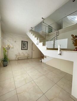 Exklusives Wohnhaus mit Gewerbehallen, Garagen und Büro flexibel nutzbare Immobilienperfektion! - Ruppichteroth