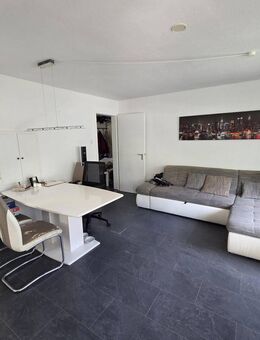 Helle 3-Zimmer-Wohnung mit großem Balkon und Garage in ruhiger Lage in Stuttgart - Stuttgart