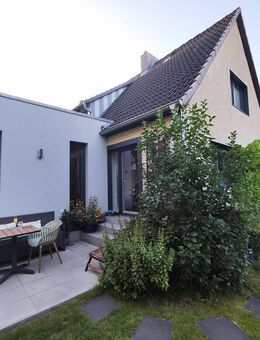 Sanierte Doppelhaushälfte mit Garten, Terrasse & Garage in Halstenbek/Lurup - Hamburg