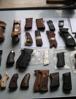 Griffschalen, Holster, Taschen für Sammler oder Wiederverkäufer, Jagd, Schießsport, Militaria. - Aachen