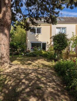 Vermietetes Endreihenhaus mit großem Garten, ausgebautem Dachboden und zwei optionalen Garagen - Neustadt (Holstein)