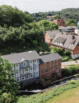 Kernsanierte Obergeschosswohnung in der historischen Gremsmühle an der Schwentine mit 2 Balkonen - Malente