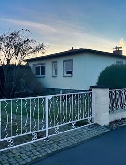 Bungalow mit großem Garten, Terrasse und Kamin in Borna - Borna