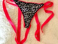 Tanga mit Muster und Bändchen Gr. S pink schwarz weiß - Düsseldorf