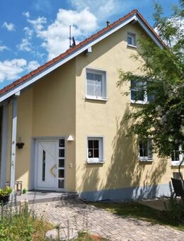 Nachhaltig wohnen: Massivhaus mit PV-Anlage, Wärmepumpe & Lüftungsanlage (Klasse A) - Mistelgau