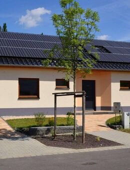 Grundstücks-Preis inkl.! 5 Zimmer auf einer Ebene, u.a.m. FBH, L-W-Wärmepumpe, Ton-Dachsteine, etc. - Frohburg