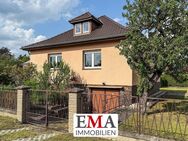 Solides Einfamilienhaus im Bungalowstil mit Tiefgarage und großem Garten - Dallgow-Döberitz