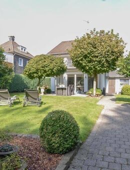 Freistehendes Einfamilienhaus mit Doppelgarage mit Hauszugang * Wohnliche-Nutzfläche 187 m² * Garten- und Dachterrass... - Burscheid