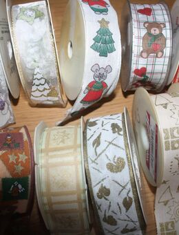 10 m Weihn. Deko-Schleifenbänder, ver. Farben u. Motive, ca. 4 cm. breit, 5,00 Euro - Kleve Zentrum
