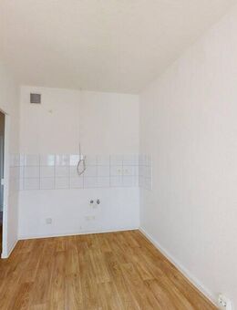 Kleine 4-Raum-Wohnung mit Dusche ab 01.09.2025 - Halle (Saale)